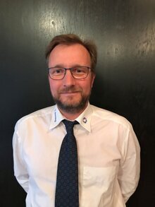 Der Obermeister der Elektro-Innung ist Herr Herr Domenik Benning